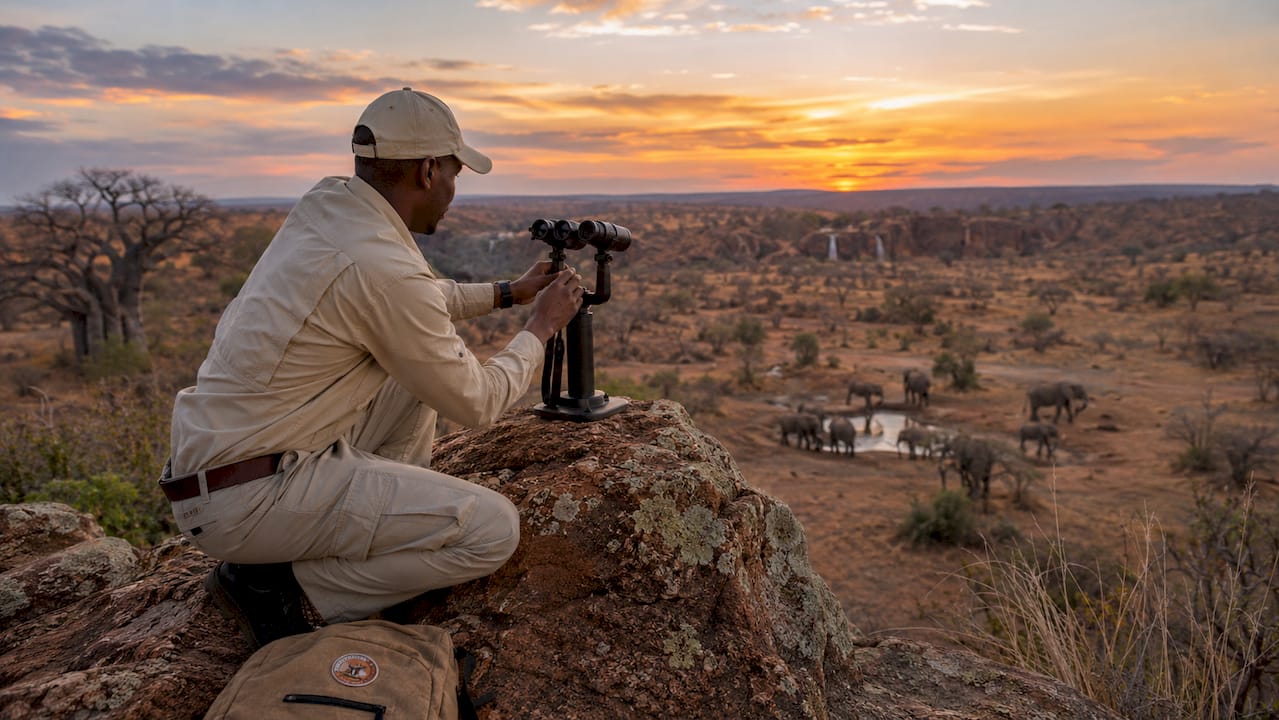 Un fuoristrada attraversa la savana del Tsavo Est al tramonto Cosa vedere nel parco tsavo est