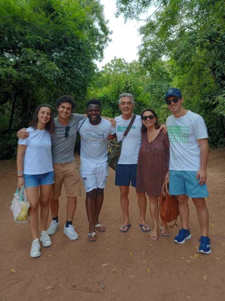 Famiglia italiana e bambini che osservano gli animali per pianificare Quanto costa un safari in Kenya con bambini con Safari Kenya Travel
