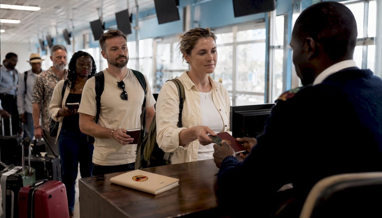 Coda di passeggeri ai controlli d’immigrazione all’aeroporto di Nairobi