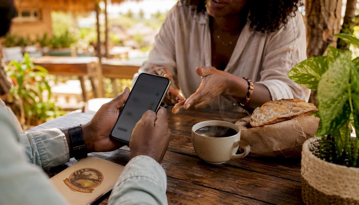 Un utente che utilizza l’app per l’autorizzazione di viaggio in Kenya direttamente dal proprio smartphone.