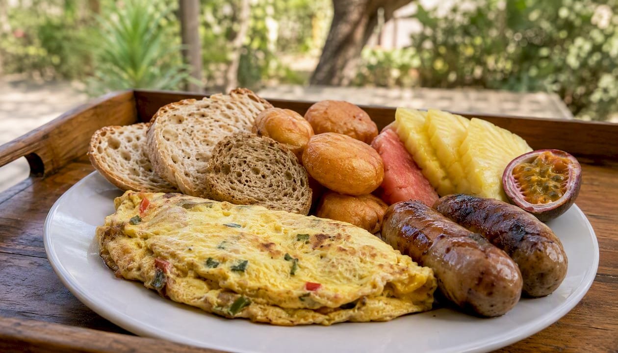 Colazione all’africana: piatto tipico della savana keniota con uova fresche e frutta esotica