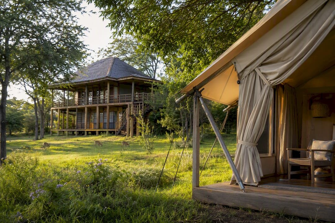 Dettaglio del tessuto della tenda safari e delle fondamenta del lodge