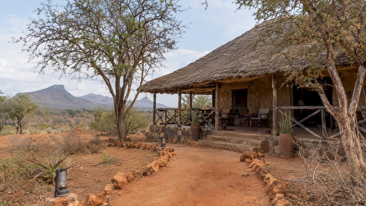 Lodge immerso nella savana rossa del Parco Nazionale Tsavo Est