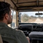 Viaggiatore che guarda avanti durante il trasferimento in safari